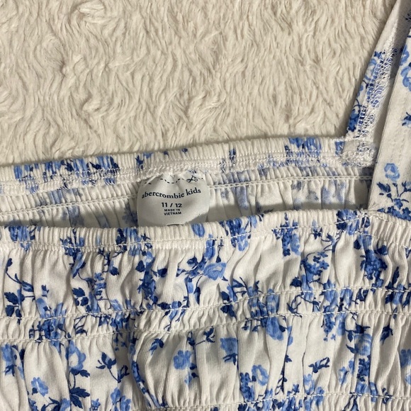 Abercrombie Floral Blue and White Smocked Top NWT - Picture 2 of 4